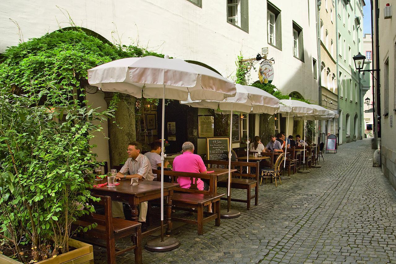 Restaurant Dicker Mann Hotel Zum Blauen Krebs เรเกนส์บวร์ก ภายนอก รูปภาพ